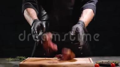 双手戴黑色橡胶手套，将两块肉扔在切割板上紧<strong>贴</strong>.. 慢动作。 快关<strong>门</strong>。